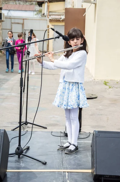 Çocuklar ve ebeveynler için açık etkinlik. Yetişkinler ve çocuklar dinlenir, tatlı yer, müzik dinler ve oyun oynarlar. Gülümseyen insanların portreleri.  