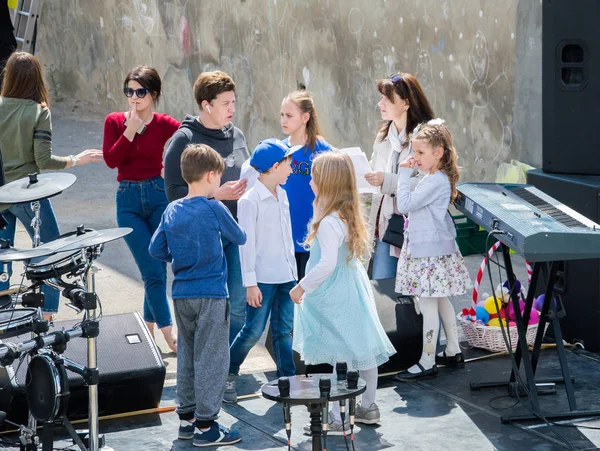 Evento Aperto Bambini Genitori Adulti Bambini Rilassano Mangiano Dolci Ascoltano — Foto Stock