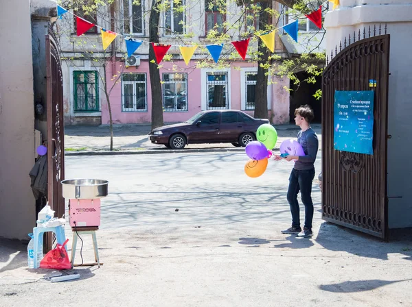 Çocuklar ve ebeveynler için açık etkinlik. Yetişkinler ve çocuklar dinlenir, tatlı yer, müzik dinler ve oyun oynarlar. Gülümseyen insanların portreleri.  