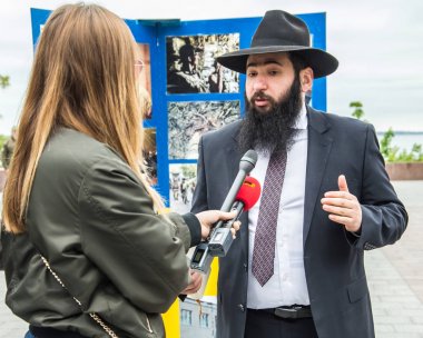8 Mayıs 2019, Avrupa'da Zafer Günü. Odessa şehri, Ukrayna, Shevchenko Park. Ukraynalılar Bilinmeyen Denizci anısına çiçek koydu. Törene farklı dinlerden temsilciler katıldı..