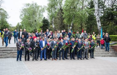 8 Mayıs 2019, Avrupa'da Zafer Günü. Odessa şehri, Ukrayna, Shevchenko Park. Ukraynalılar Bilinmeyen Denizci anısına çiçek koydu. Törene farklı dinlerden temsilciler katıldı..