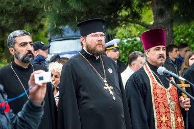 8 Mayıs 2019, Avrupa'da Zafer Günü. Odessa şehri, Ukrayna, Shevchenko Park. Ukraynalılar Bilinmeyen Denizci anısına çiçek koydu. Törene farklı dinlerden temsilciler katıldı..