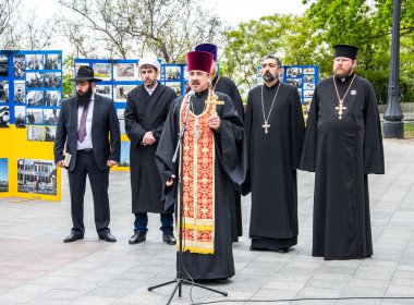 8 Mayıs 2019, Avrupa'da Zafer Günü. Odessa şehri, Ukrayna, Shevchenko Park. Ukraynalılar Bilinmeyen Denizci anısına çiçek koydu. Törene farklı dinlerden temsilciler katıldı..
