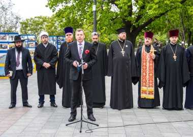 8 Mayıs 2019, Avrupa'da Zafer Günü. Odessa şehri, Ukrayna, Shevchenko Park. Ukraynalılar Bilinmeyen Denizci anısına çiçek koydu. Törene farklı dinlerden temsilciler katıldı..