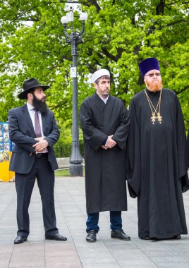 8 Mayıs 2019, Avrupa'da Zafer Günü. Odessa şehri, Ukrayna, Shevchenko Park. Ukraynalılar Bilinmeyen Denizci anısına çiçek koydu. Törene farklı dinlerden temsilciler katıldı..