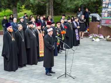 8 Mayıs 2019, Avrupa'da Zafer Günü. Odessa şehri, Ukrayna, Shevchenko Park. Ukraynalılar Bilinmeyen Denizci anısına çiçek koydu. Törene farklı dinlerden temsilciler katıldı..