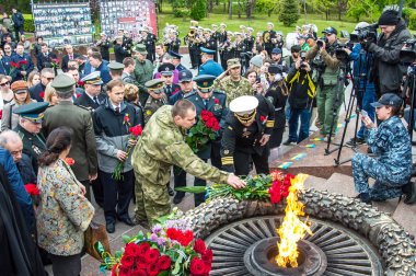 8 Mayıs 2019, Avrupa'da Zafer Günü. Odessa şehri, Ukrayna, Shevchenko Park. Ukraynalılar Bilinmeyen Denizci anısına çiçek koydu. Törene farklı dinlerden temsilciler katıldı..