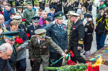 8 Mayıs 2019, Avrupa'da Zafer Günü. Odessa şehri, Ukrayna, Shevchenko Park. Ukraynalılar Bilinmeyen Denizci anısına çiçek koydu. Törene farklı dinlerden temsilciler katıldı..