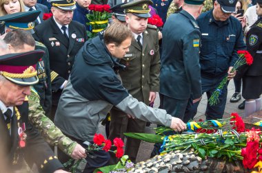 8 Mayıs 2019, Avrupa'da Zafer Günü. Odessa şehri, Ukrayna, Shevchenko Park. Ukraynalılar Bilinmeyen Denizci anısına çiçek koydu. Törene farklı dinlerden temsilciler katıldı..