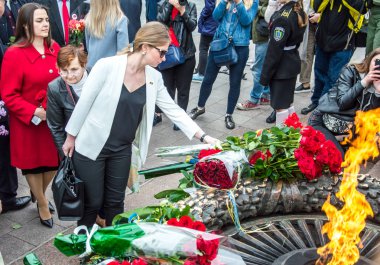 8 Mayıs 2019, Avrupa'da Zafer Günü. Odessa şehri, Ukrayna, Shevchenko Park. Ukraynalılar Bilinmeyen Denizci anısına çiçek koydu. Törene farklı dinlerden temsilciler katıldı..