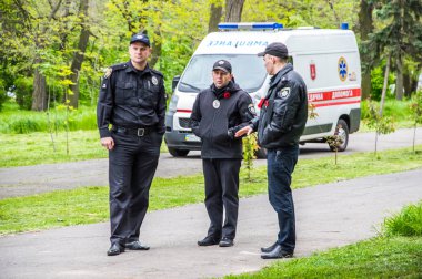8 Mayıs 2019, Avrupa'da Zafer Günü. Odessa şehri, Ukrayna, Shevchenko Park. Ukraynalılar Bilinmeyen Denizci anısına çiçek koydu. Törene farklı dinlerden temsilciler katıldı..