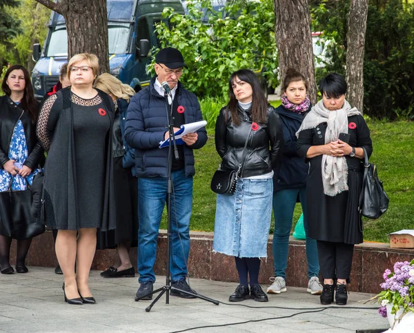8 Mayıs 2019, Avrupa'da Zafer Günü. Odessa şehri, Ukrayna, Shevchenko Park. Ukraynalılar Bilinmeyen Denizci anısına çiçek koydu. Törene farklı dinlerden temsilciler katıldı..