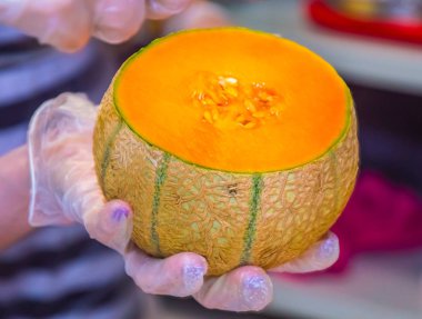 Meyve buketi yapma süreci. Bu düzenlemeler ve çikolata daldırma meyve için taze meyve kesme içerir.