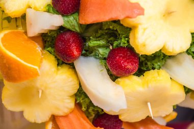 Meyve buketi yapma süreci. Bu düzenlemeler ve çikolata daldırma meyve için taze meyve kesme içerir.