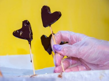 Meyve buketi yapma süreci. Bu düzenlemeler ve çikolata daldırma meyve için taze meyve kesme içerir.