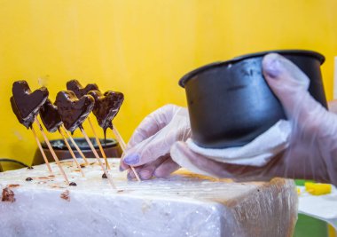 Meyve buketi yapma süreci. Bu düzenlemeler ve çikolata daldırma meyve için taze meyve kesme içerir.