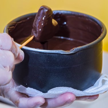 Meyve buketi yapma süreci. Bu düzenlemeler ve çikolata daldırma meyve için taze meyve kesme içerir.