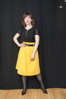 Yaratıcı bir mini stüdyoda çocuk gösterisi. Renkli kıyafetler giyen çocuklar performans gösterir. Bir sürü duygu. Şenlikli bir atmosfer. Odessa, Ukrayna, Nisan 2019