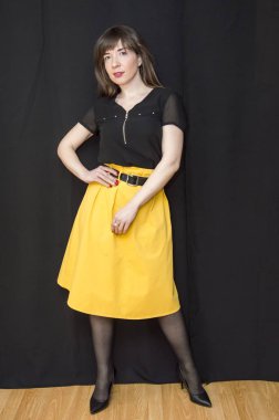 Yaratıcı bir mini stüdyoda çocuk gösterisi. Renkli kıyafetler giyen çocuklar performans gösterir. Bir sürü duygu. Şenlikli bir atmosfer. Odessa, Ukrayna, Nisan 2019