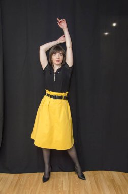 Yaratıcı bir mini stüdyoda çocuk gösterisi. Renkli kıyafetler giyen çocuklar performans gösterir. Bir sürü duygu. Şenlikli bir atmosfer. Odessa, Ukrayna, Nisan 2019