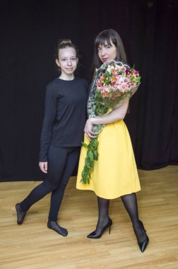 Yaratıcı bir mini stüdyoda çocuk gösterisi. Renkli kıyafetler giyen çocuklar performans gösterir. Bir sürü duygu. Şenlikli bir atmosfer. Odessa, Ukrayna, Nisan 2019