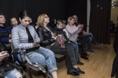 Yaratıcı bir mini stüdyoda çocuk gösterisi. Renkli kıyafetler giyen çocuklar performans gösterir. Bir sürü duygu. Şenlikli bir atmosfer. Odessa, Ukrayna, Nisan 2019