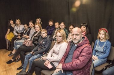 Yaratıcı bir mini stüdyoda çocuk gösterisi. Renkli kıyafetler giyen çocuklar performans gösterir. Bir sürü duygu. Şenlikli bir atmosfer. Odessa, Ukrayna, Nisan 2019