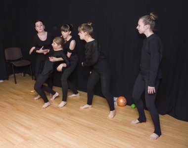 Yaratıcı bir mini stüdyoda çocuk gösterisi. Renkli kıyafetler giyen çocuklar performans gösterir. Bir sürü duygu. Şenlikli bir atmosfer. Odessa, Ukrayna, Nisan 2019