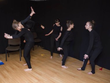 Yaratıcı bir mini stüdyoda çocuk gösterisi. Renkli kıyafetler giyen çocuklar performans gösterir. Bir sürü duygu. Şenlikli bir atmosfer. Odessa, Ukrayna, Nisan 2019