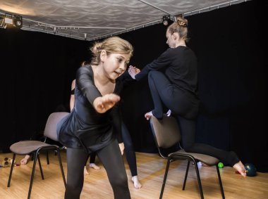 Yaratıcı bir mini stüdyoda çocuk gösterisi. Renkli kıyafetler giyen çocuklar performans gösterir. Bir sürü duygu. Şenlikli bir atmosfer. Odessa, Ukrayna, 2019