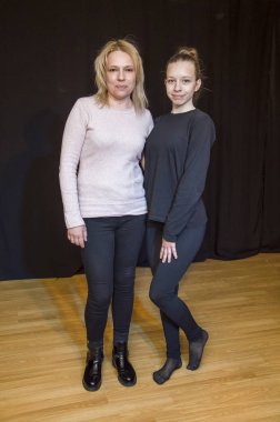 Yaratıcı bir mini stüdyoda çocuk gösterisi. Renkli kıyafetler giyen çocuklar performans gösterir. Bir sürü duygu. Şenlikli bir atmosfer. Odessa, Ukrayna, 2019