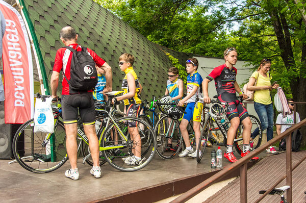 Одесса, Украина, 19 мая 2019 года. Мероприятие "День велосипеда". Велогонщики, взрослые и дети, их портреты. Верховая езда на спортивных велосипедах. Поздравляем победителей на сцене. Улицы и парк. На открытом воздухе
.