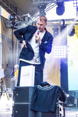 Odessa City, Ukrayna, Primorsky Bulvarı, 18 Mayıs 2019. Şehir merkezinde konser. Gönüllüler, güvenlik, konser veren insanlar. Konserziyaretçileri, seyirciler. Müzisyenler ve şarkıcılar. Portreler.