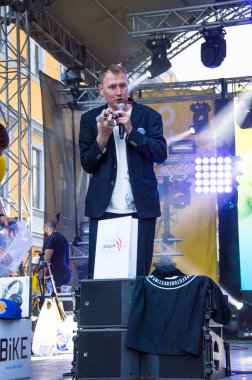 Odessa City, Ukrayna, Primorsky Bulvarı, 18 Mayıs 2019. Şehir merkezinde konser. Gönüllüler, güvenlik, konser veren insanlar. Konserziyaretçileri, seyirciler. Müzisyenler ve şarkıcılar. Portreler.