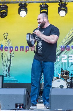 Odessa City, Ukrayna, Primorsky Bulvarı, 18 Mayıs 2019. Şehir merkezinde konser. Gönüllüler, güvenlik, konser veren insanlar. Konserziyaretçileri, seyirciler. Müzisyenler ve şarkıcılar. Portreler.