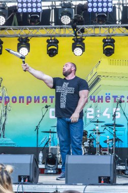 Odessa City, Ukrayna, Primorsky Bulvarı, 18 Mayıs 2019. Şehir merkezinde konser. Gönüllüler, güvenlik, konser veren insanlar. Konserziyaretçileri, seyirciler. Müzisyenler ve şarkıcılar. Portreler.