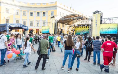 Odessa City, Ukrayna, Primorsky Bulvarı, 18 Mayıs 2019. Şehir merkezinde konser. Gönüllüler, güvenlik, konser veren insanlar. Konserziyaretçileri, seyirciler. Müzisyenler ve şarkıcılar. Portreler.