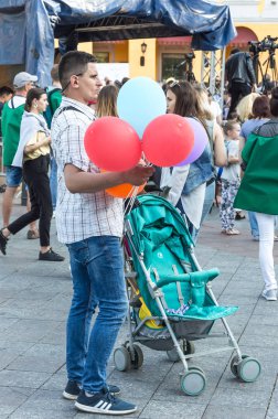 Odessa City, Ukrayna, Primorsky Bulvarı, 18 Mayıs 2019. Şehir merkezinde konser. Gönüllüler, güvenlik, konser veren insanlar. Konserziyaretçileri, seyirciler. Müzisyenler ve şarkıcılar. Portreler.