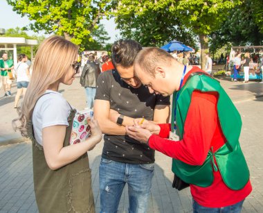 Odessa City, Ukrayna, Primorsky Bulvarı, 18 Mayıs 2019. Şehir merkezinde konser. Gönüllüler, güvenlik, konser veren insanlar. Konserziyaretçileri, seyirciler. Müzisyenler ve şarkıcılar. Portreler.