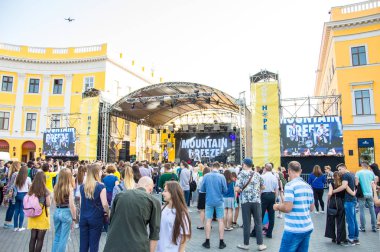 Odessa City, Ukrayna, Primorsky Bulvarı, 18 Mayıs 2019. Şehir merkezinde konser. Gönüllüler, güvenlik, konser veren insanlar. Konserziyaretçileri, seyirciler. Müzisyenler ve şarkıcılar. Portreler.