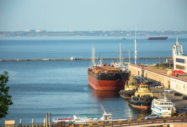 Odessa City, Ukrayna, Primorsky Bulvarı, 18 Mayıs 2019. Şehir merkezinde konser. Gönüllüler, güvenlik, konser veren insanlar. Konserziyaretçileri, seyirciler. Müzisyenler ve şarkıcılar. Portreler.