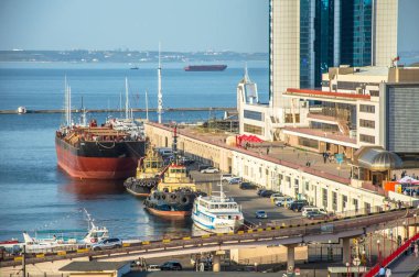 Odessa City, Ukrayna, Primorsky Bulvarı, 18 Mayıs 2019. Şehir merkezinde konser. Gönüllüler, güvenlik, konser veren insanlar. Konserziyaretçileri, seyirciler. Müzisyenler ve şarkıcılar. Portreler.