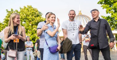 Odessa City, Ukrayna, Primorsky Bulvarı, 18 Mayıs 2019. Şehir merkezinde konser. Gönüllüler, güvenlik, konser veren insanlar. Konserziyaretçileri, seyirciler. Müzisyenler ve şarkıcılar. Portreler.