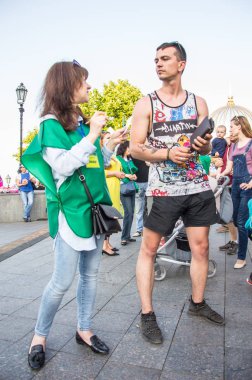 Odessa City, Ukrayna, Primorsky Bulvarı, 18 Mayıs 2019. Şehir merkezinde konser. Gönüllüler, güvenlik, konser veren insanlar. Konserziyaretçileri, seyirciler. Müzisyenler ve şarkıcılar. Portreler.