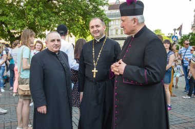 Odessa City, Ukrayna, Yunan meydanı, 18 Mayıs 2019. Odessa halkı Aile Günü'nü kutlayarak Odessa'nın merkezinden geçti. Marsh farklı mezheplerden rahipler tarafından ziyaret edildi. Portreler.