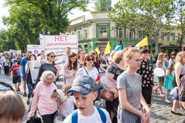 Odessa City, Ukrayna, Yunan meydanı, 18 Mayıs 2019. Odessa halkı Aile Günü'nü kutlayarak Odessa'nın merkezinden geçti. Mart farklı mezheplerden rahipler tarafından ziyaret edildi. Portreler.