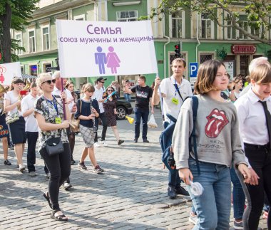Odessa City, Ukrayna, Yunan meydanı, 18 Mayıs 2019. Odessa halkı Aile Günü'nü kutlayarak Odessa'nın merkezinden geçti. Mart farklı mezheplerden rahipler tarafından ziyaret edildi. Portreler.
