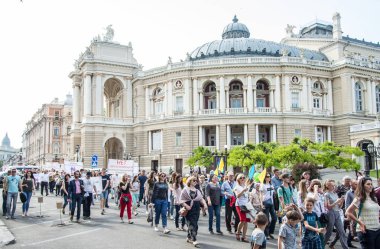 Odessa City, Ukrayna, Yunan meydanı, 18 Mayıs 2019. Odessa halkı Aile Günü'nü kutlayarak Odessa'nın merkezinden geçti. Mart farklı mezheplerden rahipler tarafından ziyaret edildi. Portreler.