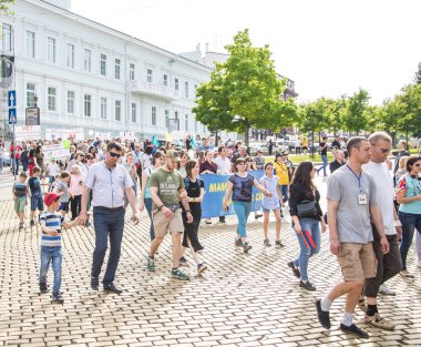 Odessa City, Ukrayna, Yunan meydanı, 18 Mayıs 2019. Odessa halkı Aile Günü'nü kutlayarak Odessa'nın merkezinden geçti. Mart farklı mezheplerden rahipler tarafından ziyaret edildi. Portreler.