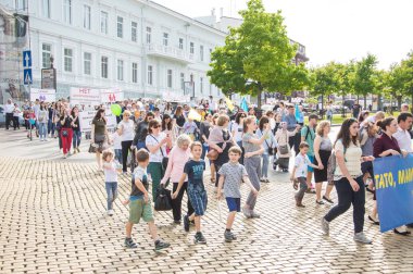 Odessa City, Ukrayna, Yunan meydanı, 18 Mayıs 2019. Odessa halkı Aile Günü'nü kutlayarak Odessa'nın merkezinden geçti. Mart farklı mezheplerden rahipler tarafından ziyaret edildi. Portreler.